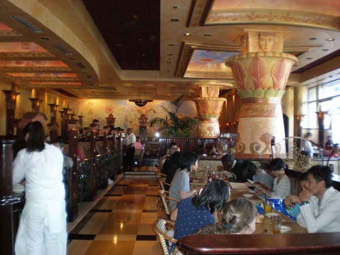 1024px-cheesecake_factory_sf_interior_1